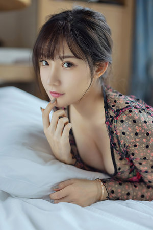 张柏芝衣服滑落豪放露双乳